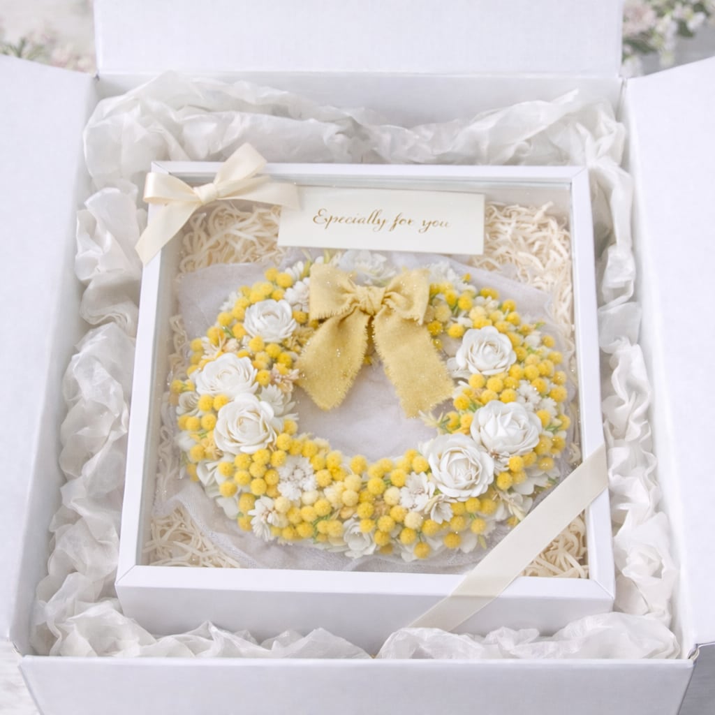 白薔薇とミモザのナチュラルリース 【WR-007】径22㎝ ｜華やか贈り物｜ナチュラルインテリア・ギフトケース入り