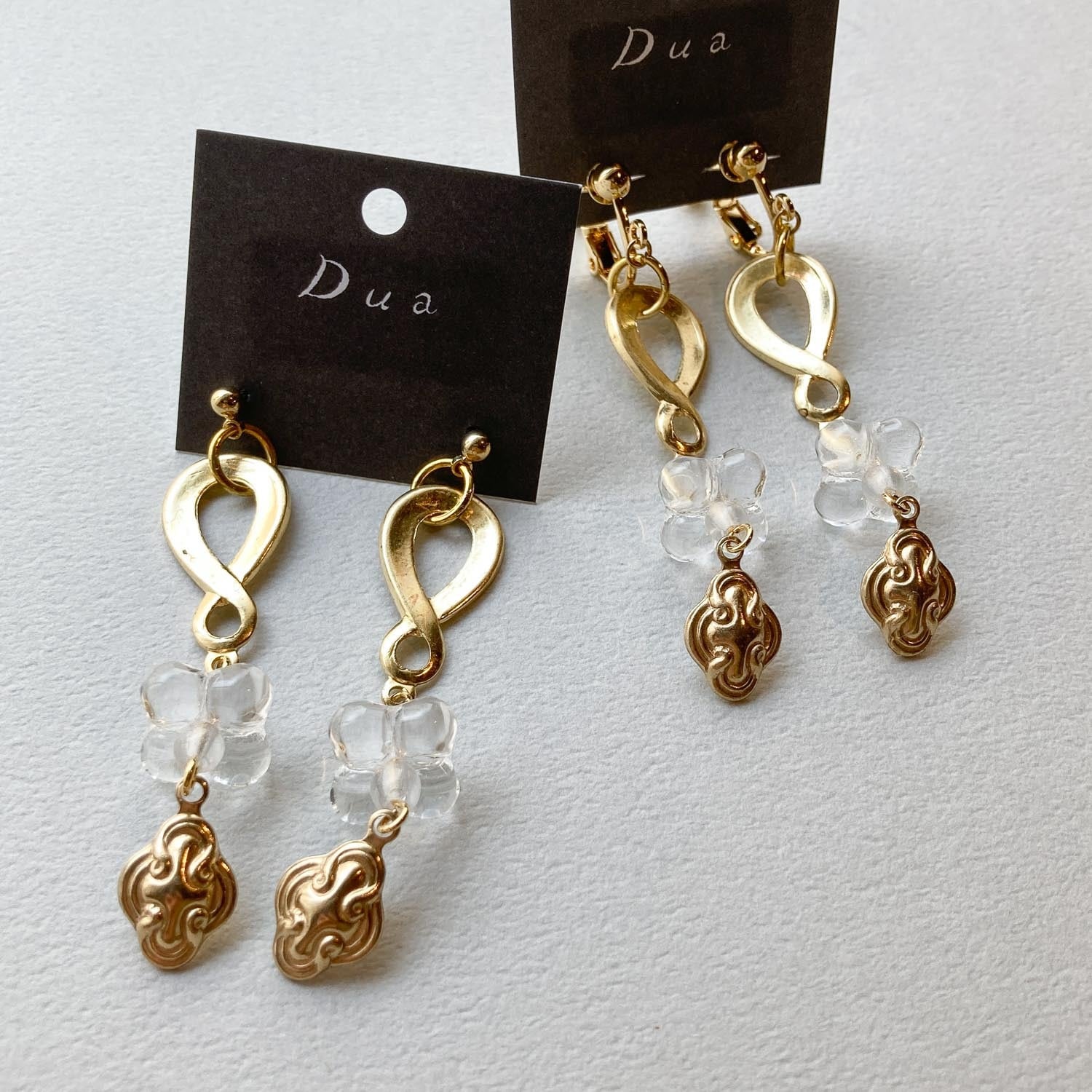 ゴールド真鍮チャームとクリアお花の〈ピアス/イヤリング〉 | Dua