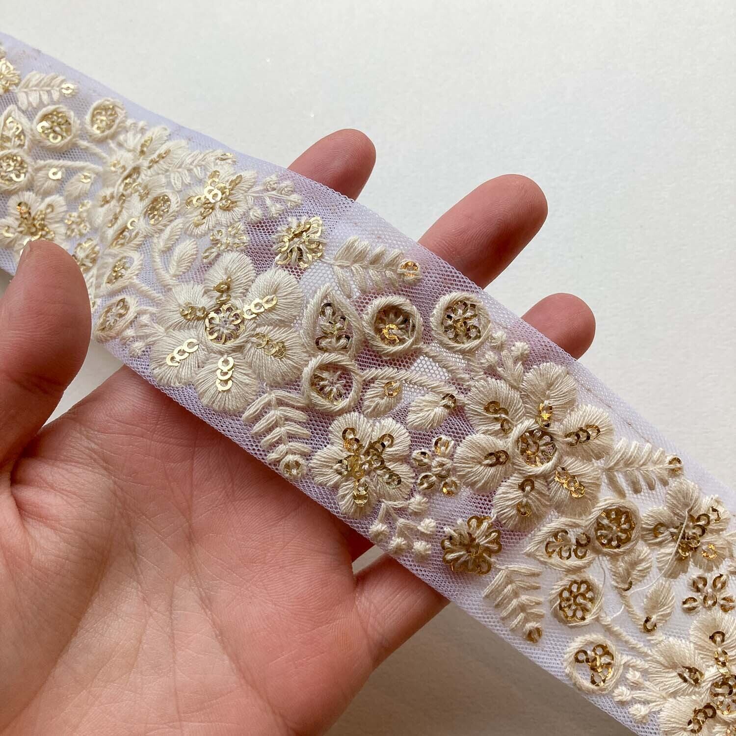再入荷〉スパンコールと6枚お花刺繍チュールレース（1mカット） | Dua