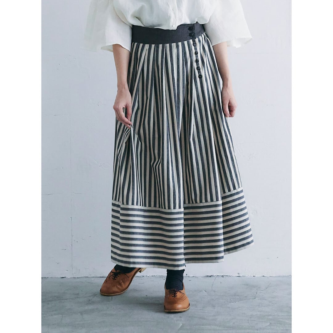 MAGALI マガリ ウォッシュドコットンリネン・アンティーク・スカート・ブラックストライプ ふんわりとしたシルエットで、裾の切り替えがデザインのポイントになっております。【送料無料】
