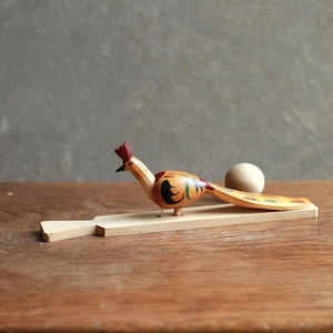 嬉しそうにエサをつつく、カラフルな鳥｜ヴィンテージ 木彫りの仕掛け玩具 つくつく鳥