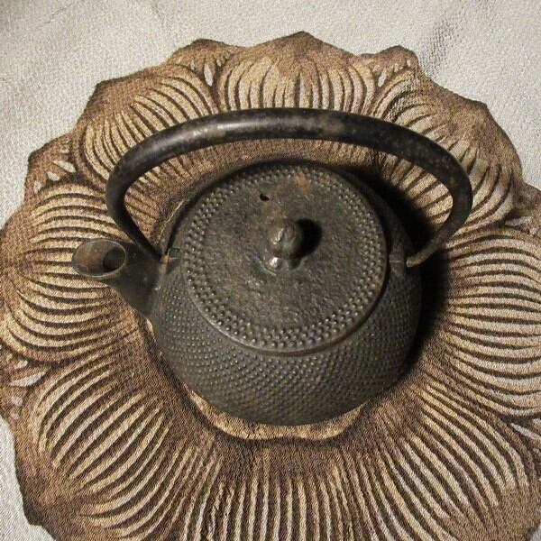 8355ka 重厚感の漂う南部鉄器 岩鋳 鉄瓶 天然漆 黒焼き付け 霰 あられ