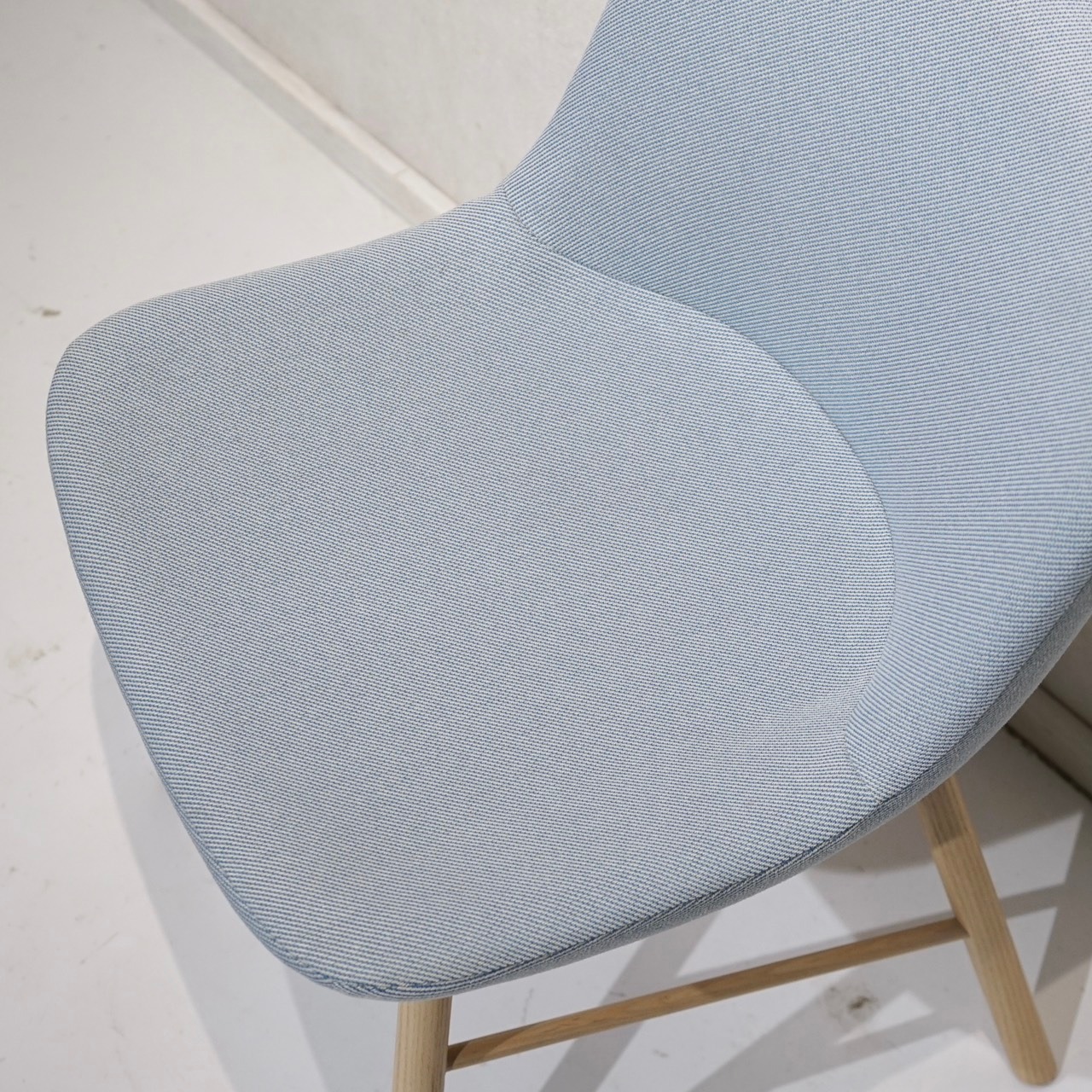 Bello Select ダイニングチェア アームレス チェア 椅子 ファブリック 木脚 北欧 ナチュラル モダン