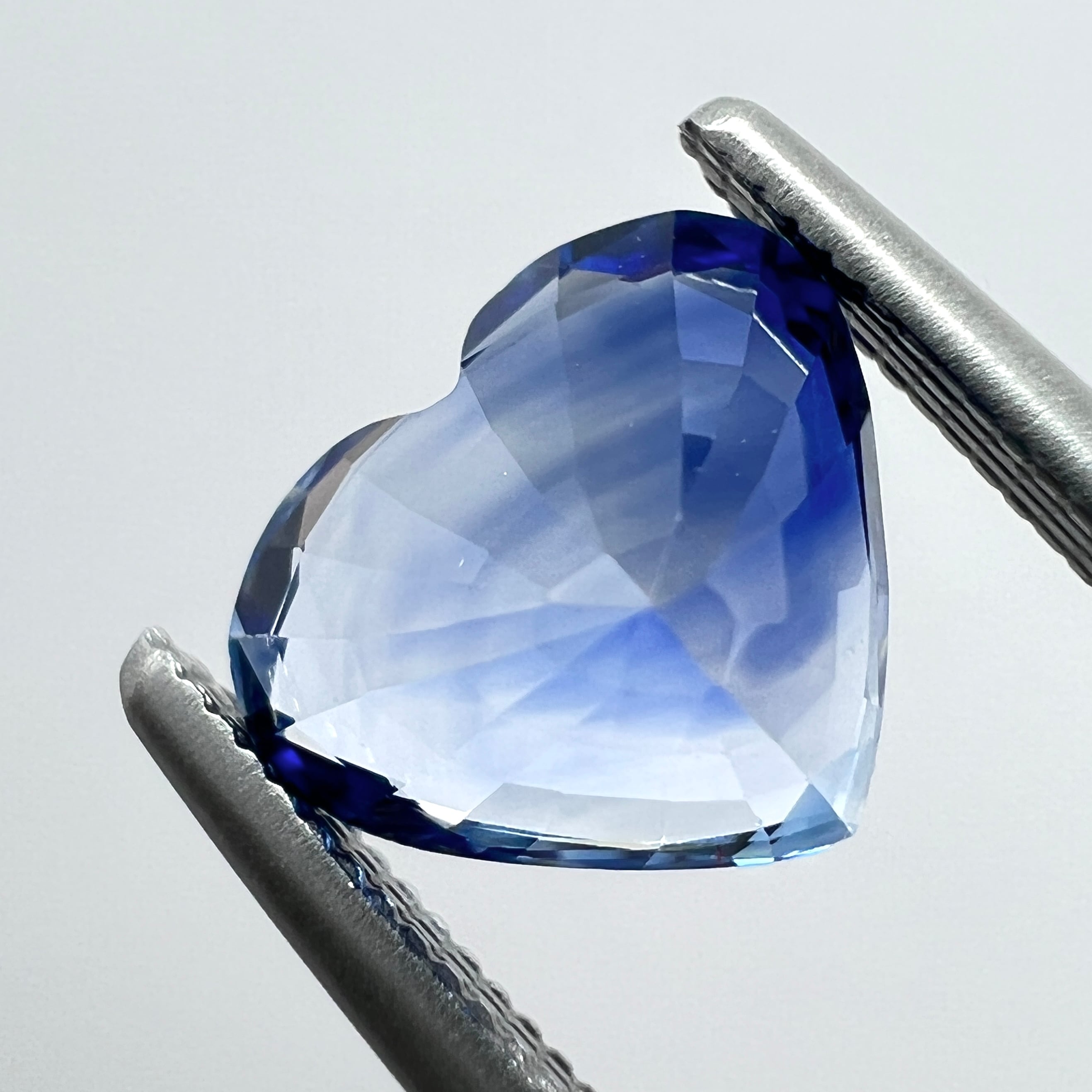 1.74ct 愛らしい横広ハートのバイカラーサファイア ルース | Bleu Roi