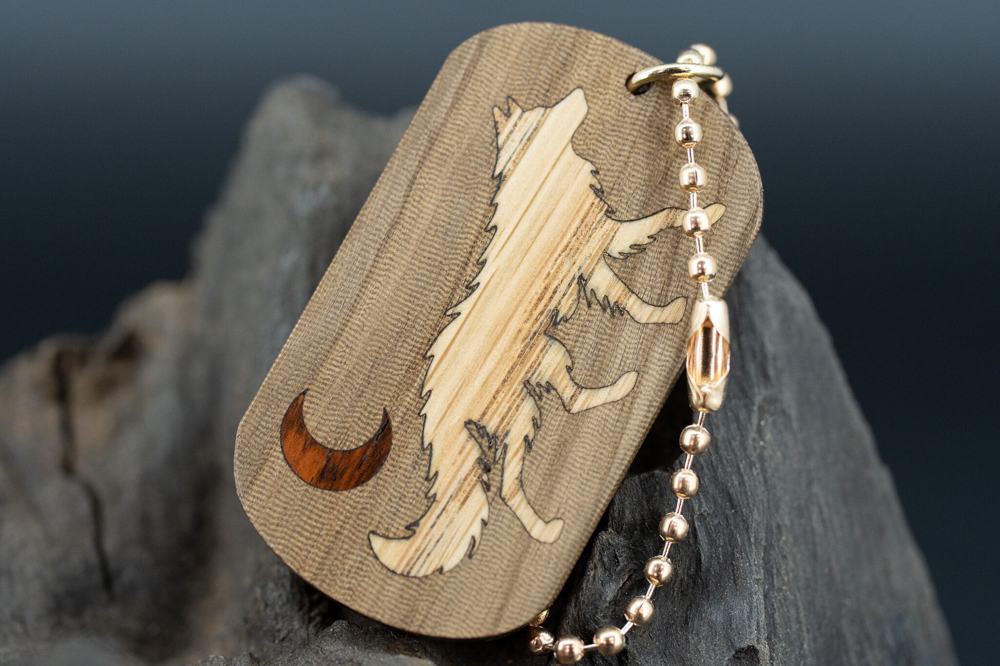 【 地と灰の銘木 】 神代トチ ドッグタグ 象嵌 闊歩