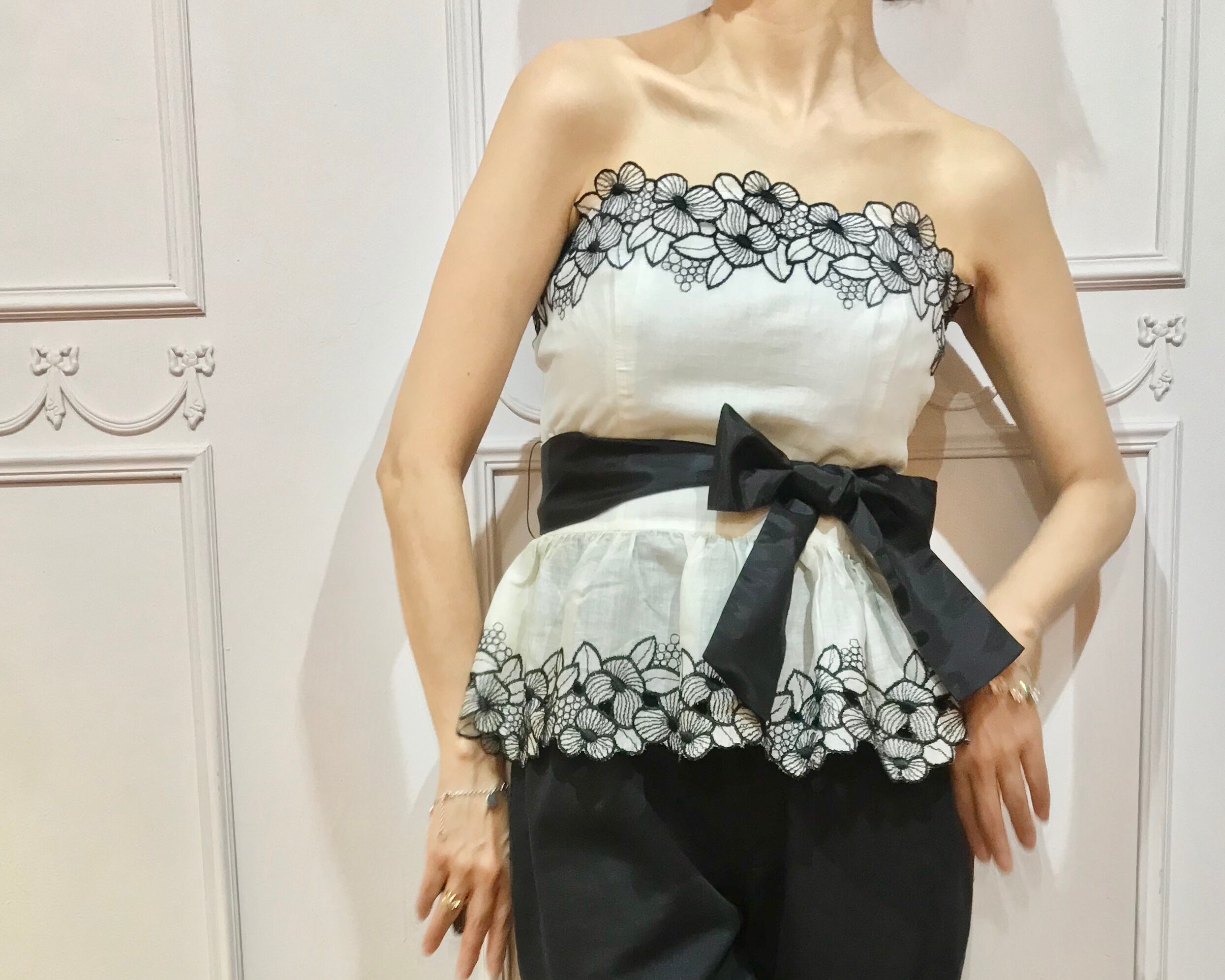 モノクロフラワービスチェ lot20539