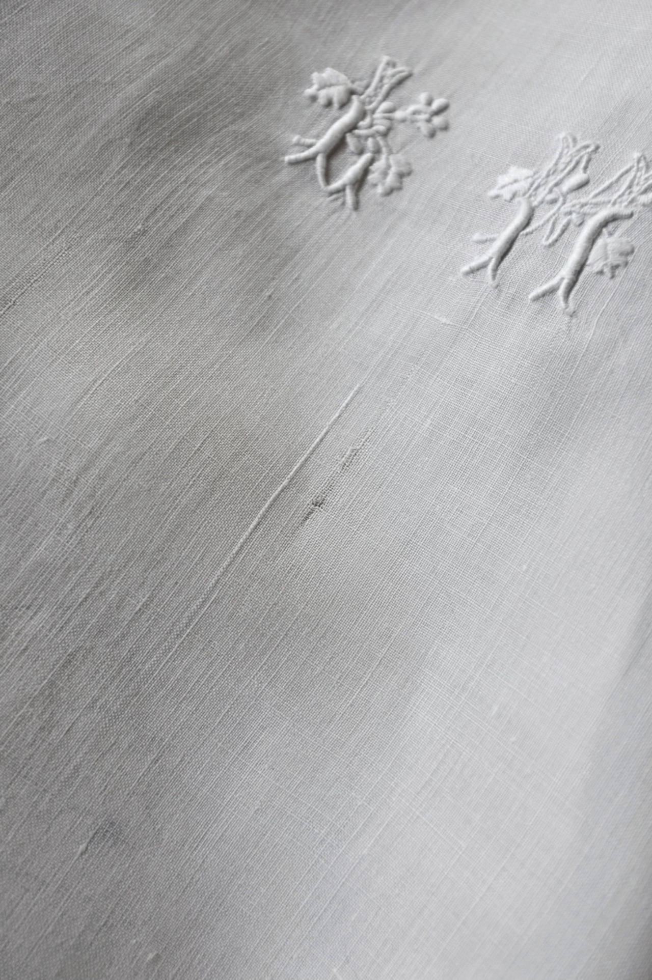 フランス リネン 80c 白の庭園と白薔薇的モノグラムのある刺繍クロス アンティーク