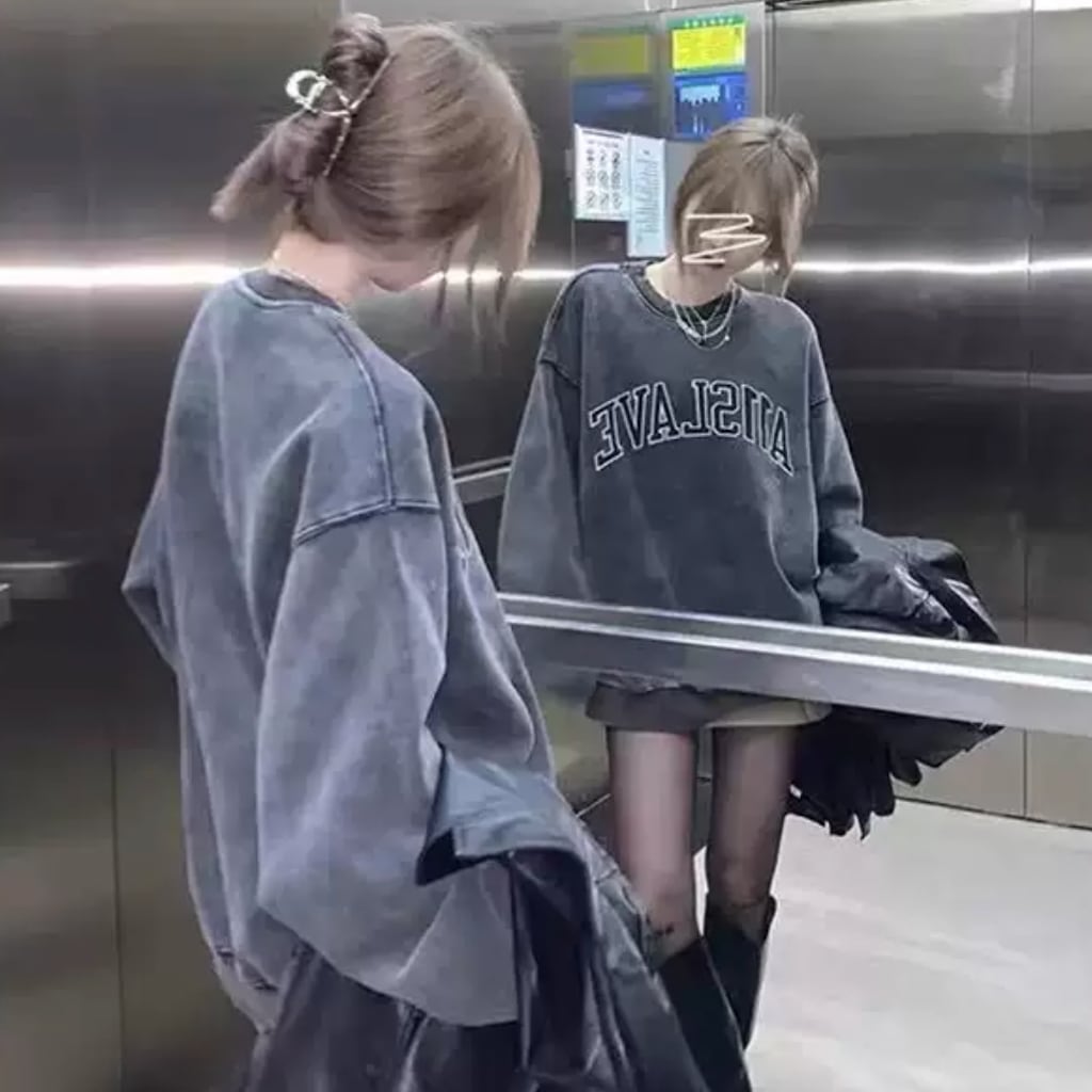 古着っぽ で こなれ上級者 ルーズ スウェット トレーナー ダボゆる オーバーサイズ ロゴ 韓国 メンズライク ボーイッシュ レトロ ダークグレー Lamitte Deco トレンド 韓国ファッション ショップ Base店