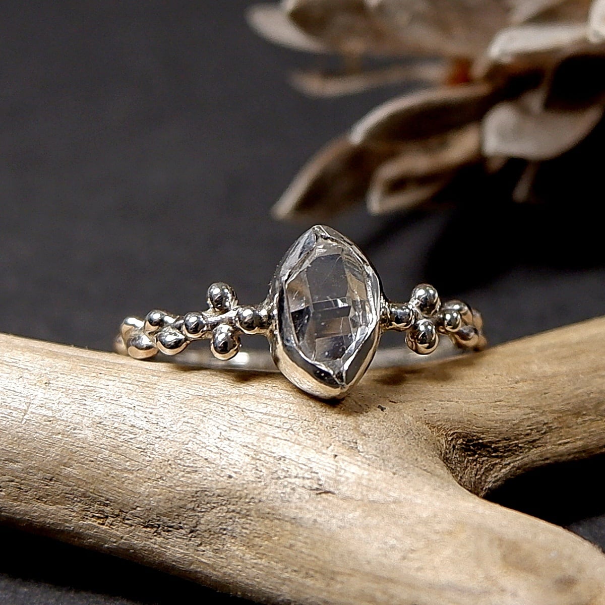 硬質な輝きが美しい～ハーキマーダイヤモンド（クォーツ）の粒飾り