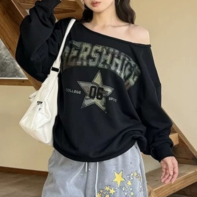 カレッジロゴスターモチーフワイドネックルーズスウェット 2col R02821