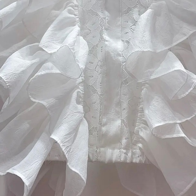 フリルショート丈トップス