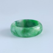 【16号】ホワイトとグリーンのバランスが絶妙な天然翡翠リング！  くり抜き甲丸リング 緑マーブル模様 A貨翡翠 jd_rg1493