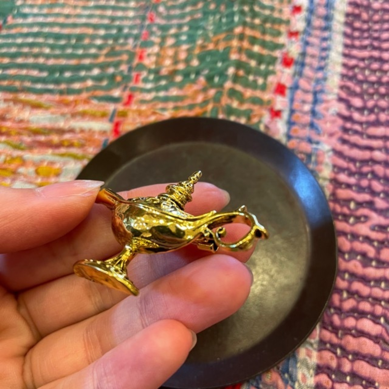 TOPANGA Jewelry Bijou art brooch Magic Lamp Gold / ビジューアートブローチ 魔法のランプ ゴールド プレゼント プチギフト ジャケット 帽子 バッグ ニット キラキラ アクセサリー かわいい ファッション小物