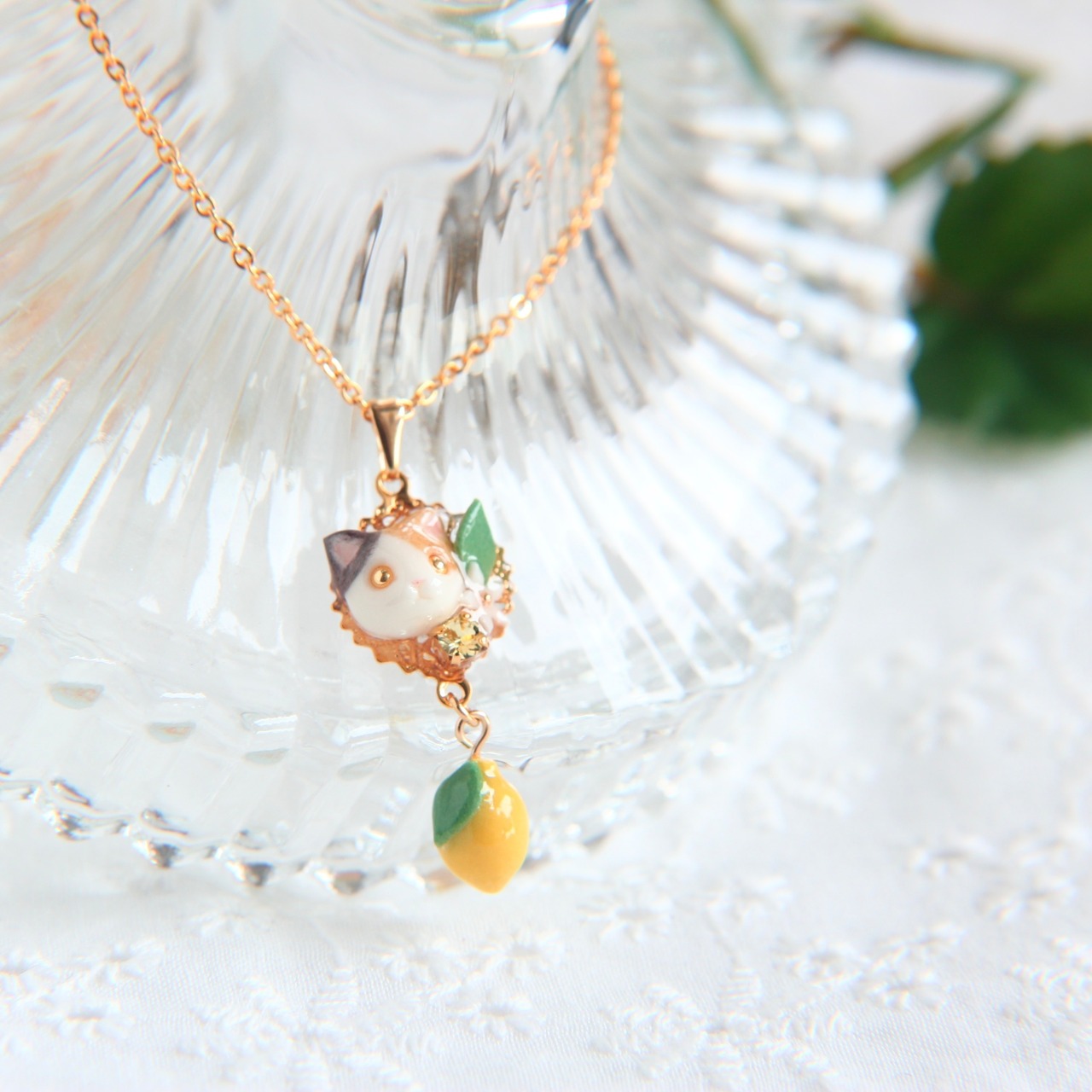 猫とレモンネックレス