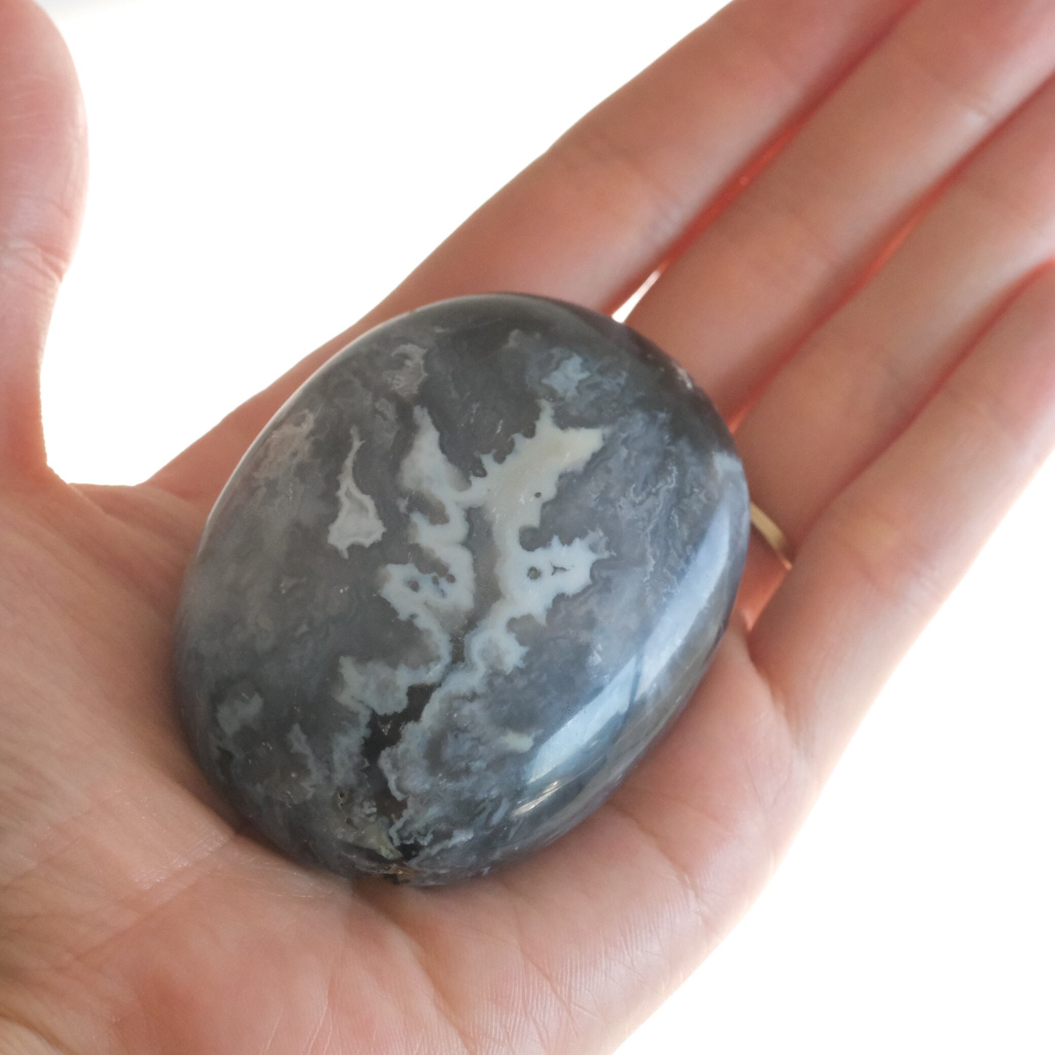 ブループルームアゲートの握り石 〇 羽毛瑪瑙（めのう） | ふれる