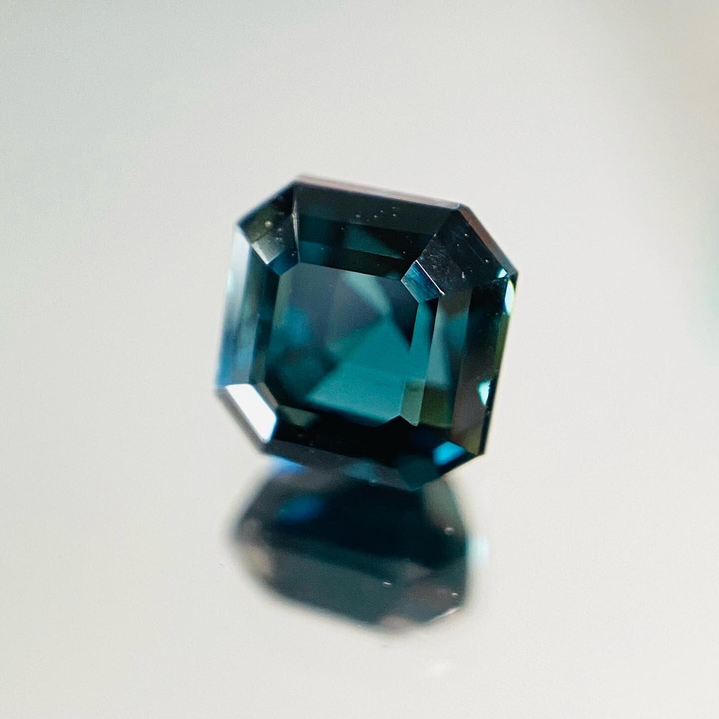 凛とした美しさ　インディゴカラーのトルマリン