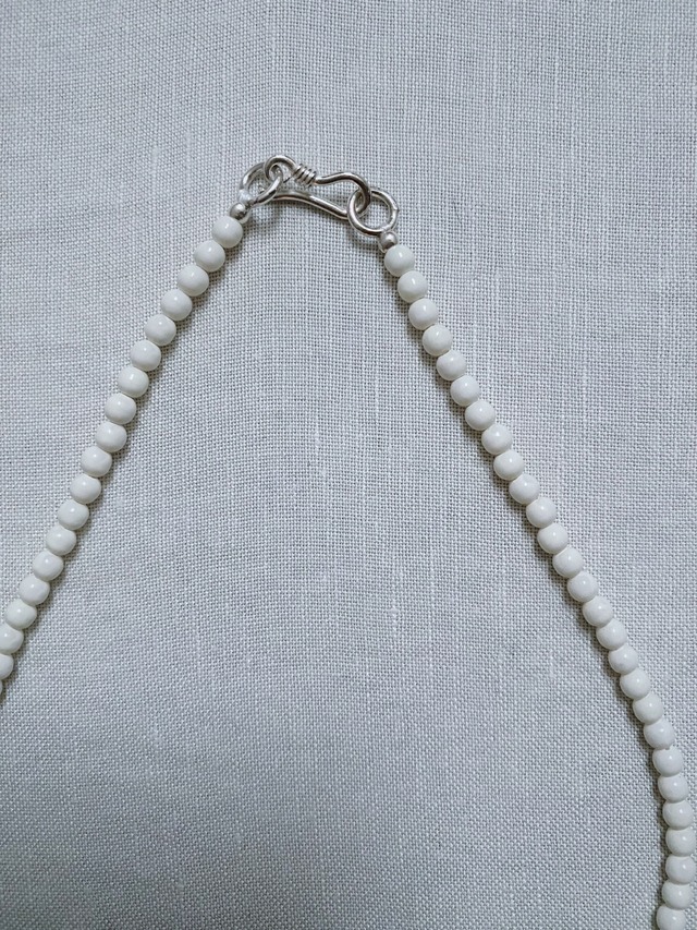 Vintage grained necklace / white