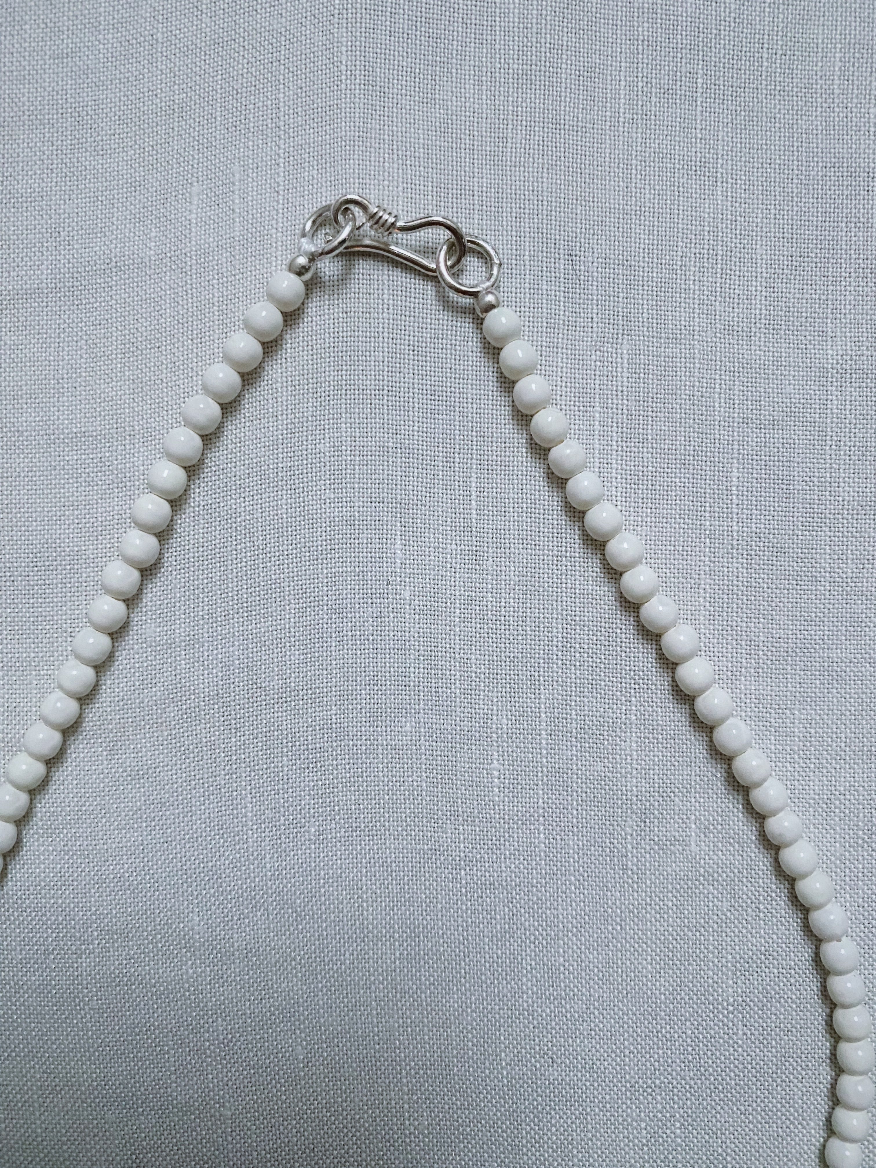 Vintage grained necklace / white