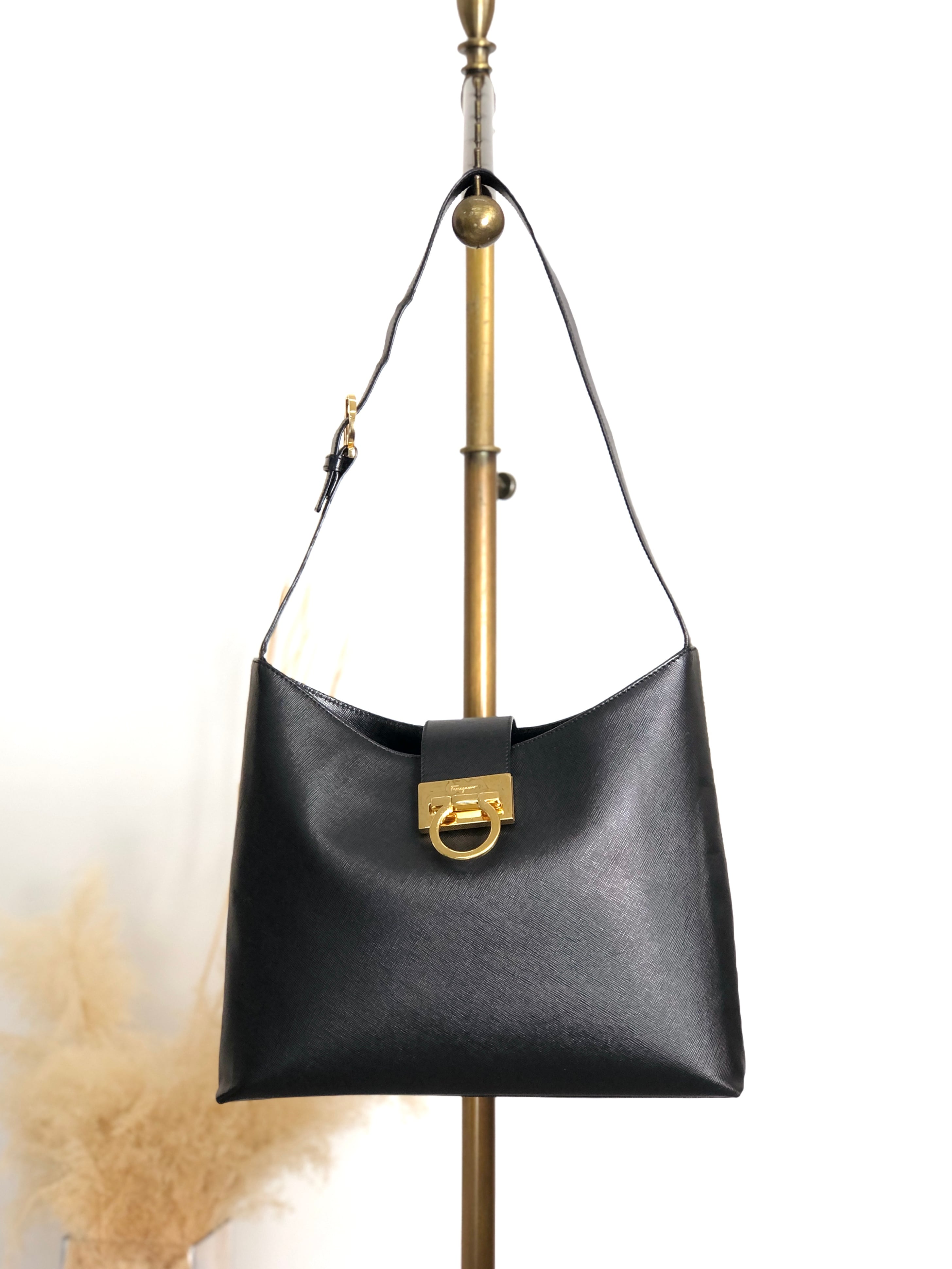 Salvatore Ferragamo サルヴァトーレ フェラガモ ショルダーバッグ ブラック ガンチーニ レザー ワンショルダー vintage ヴィンテージ オールド 3v3rtg