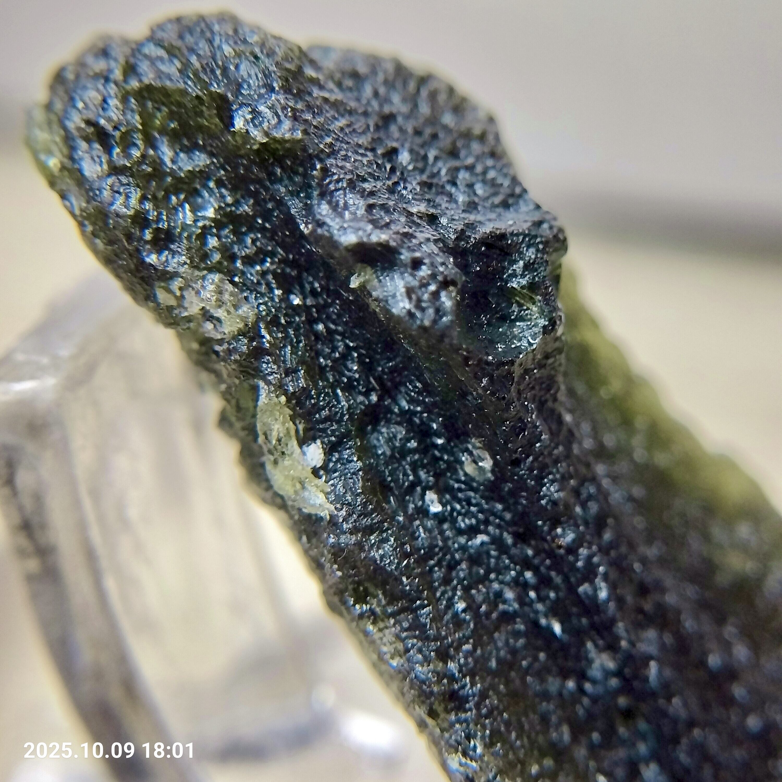 成約済み】超希少 虹入り 天然 無処理 モルダバイト 原石 11.6g 鑑別