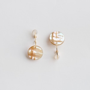 “to cosmos” Shell clip-on earrings