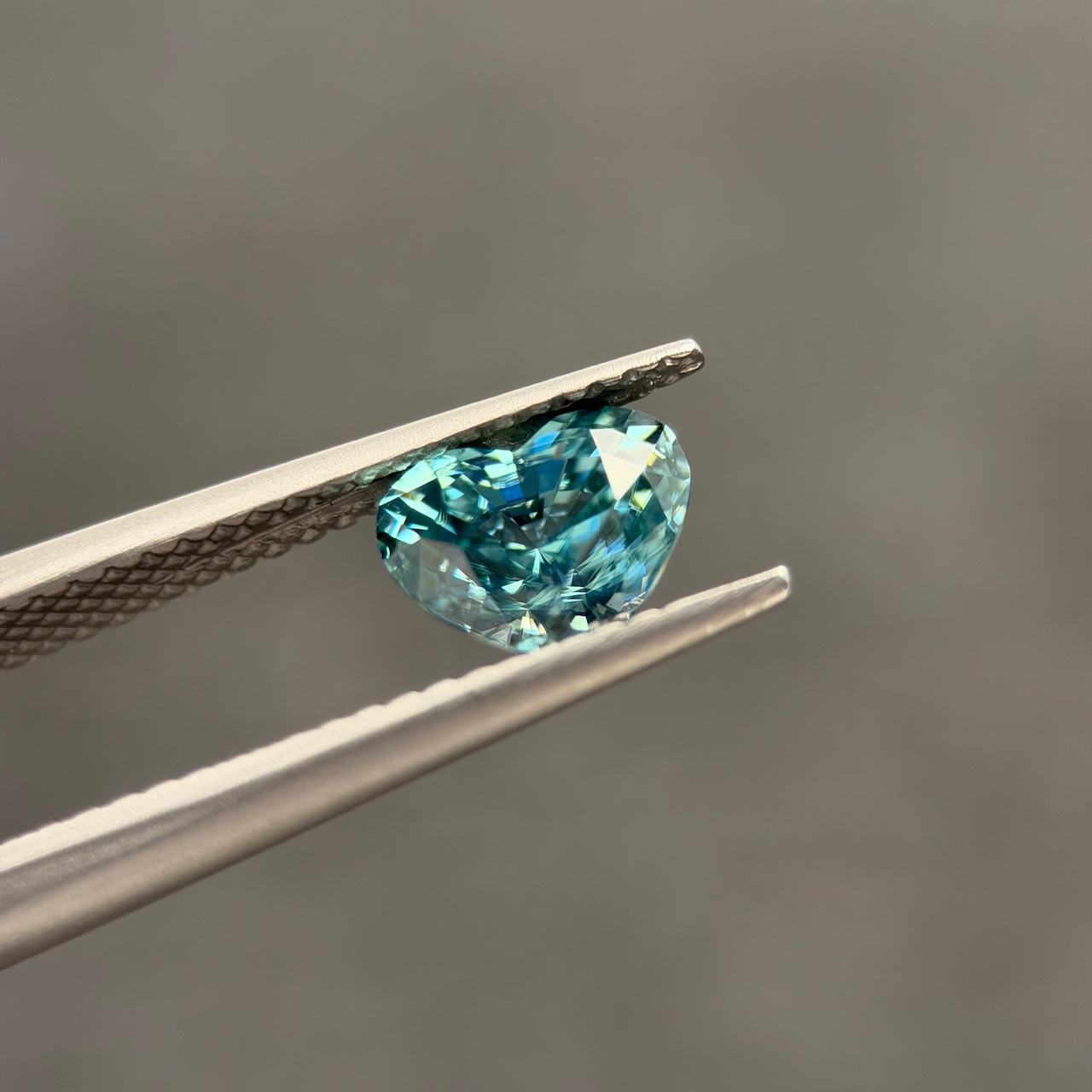 カラーチェンジジルコン 7.2x5.9mm, 1.52ct, ミャンマー産