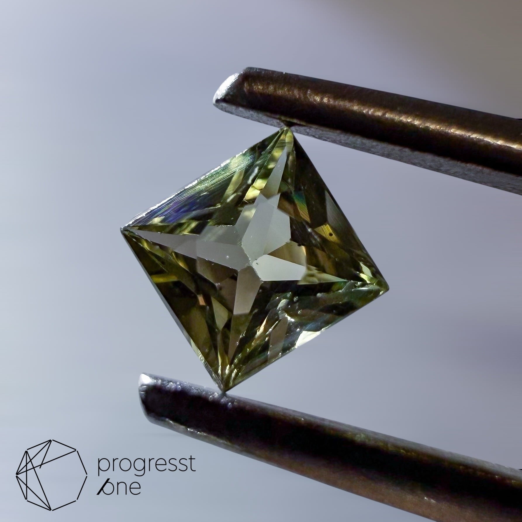 カラーチェンジガーネット タンザニア産カラーチェンジガーネット 0.789ctルース