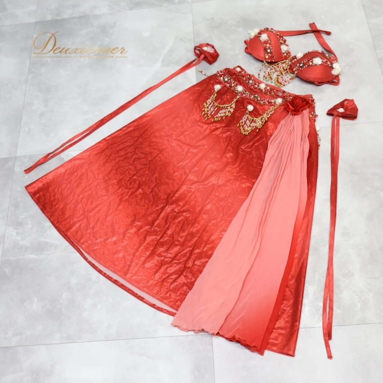 ベリーダンス オリエンタル 衣装 上下セット レッド系 トップス スカート アーム 飾り 赤 ラインストーン ビーズ 花 フリンジ キラキラ ステージ イベント 鮮やか 華やか かわいい スリット ダンス衣装