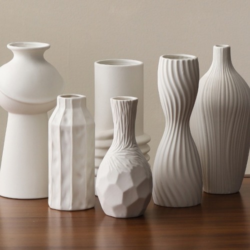 リング模様花瓶 円筒花瓶 白い花瓶 セラミック花瓶 シンプル花瓶 モダン花瓶 ストライプ花瓶 デザイン花瓶 インテリア花瓶 おしゃれ花瓶 陶器花瓶 ミニマル花瓶