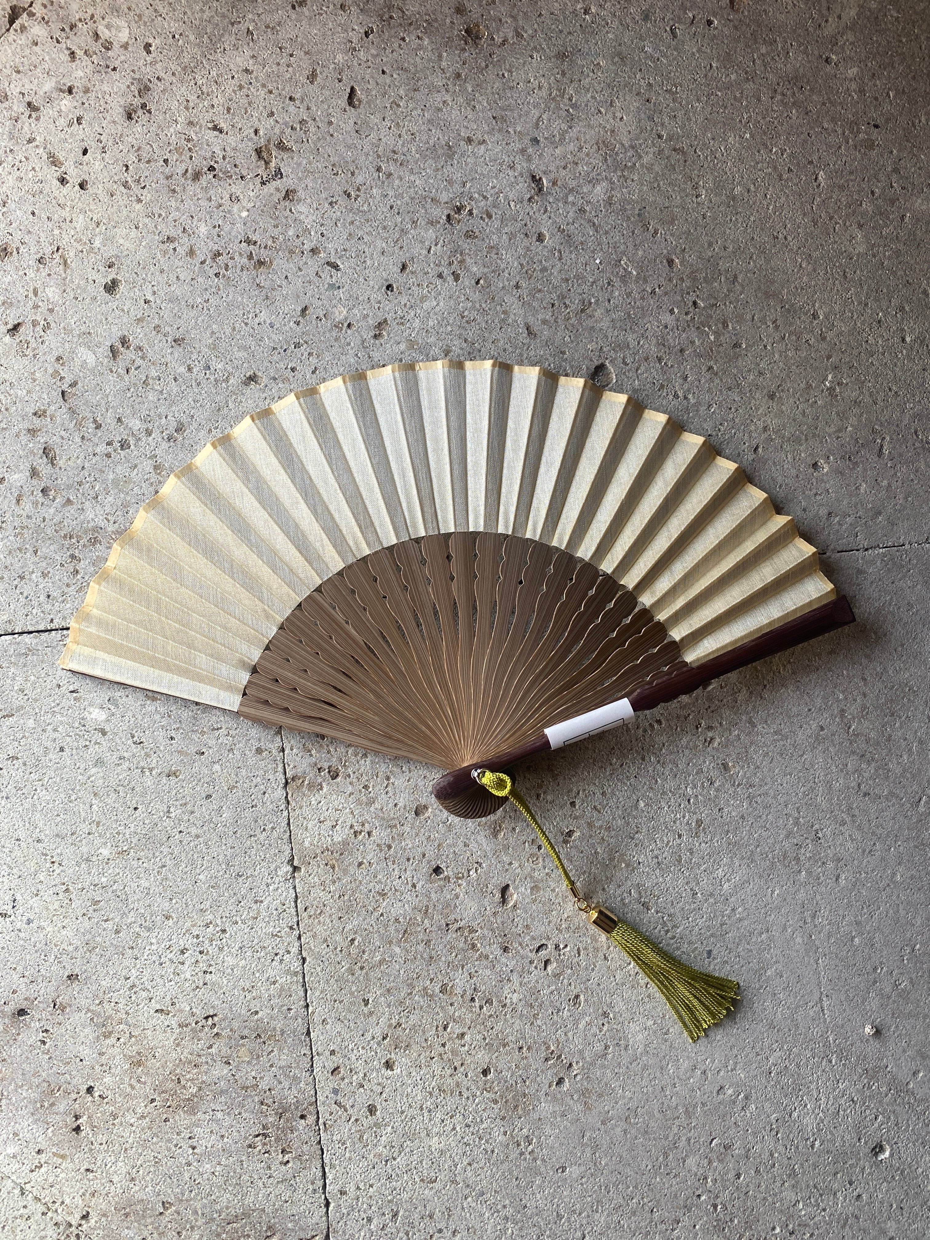 野蚕生地の扇子 (岩国鎮守の森の土染め) Wild Silk Sensu – Dyed with