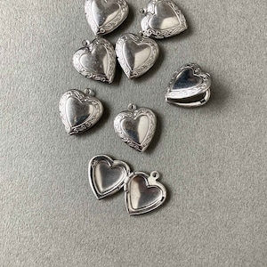 唐草模様の縁取りハートロケットチャーム