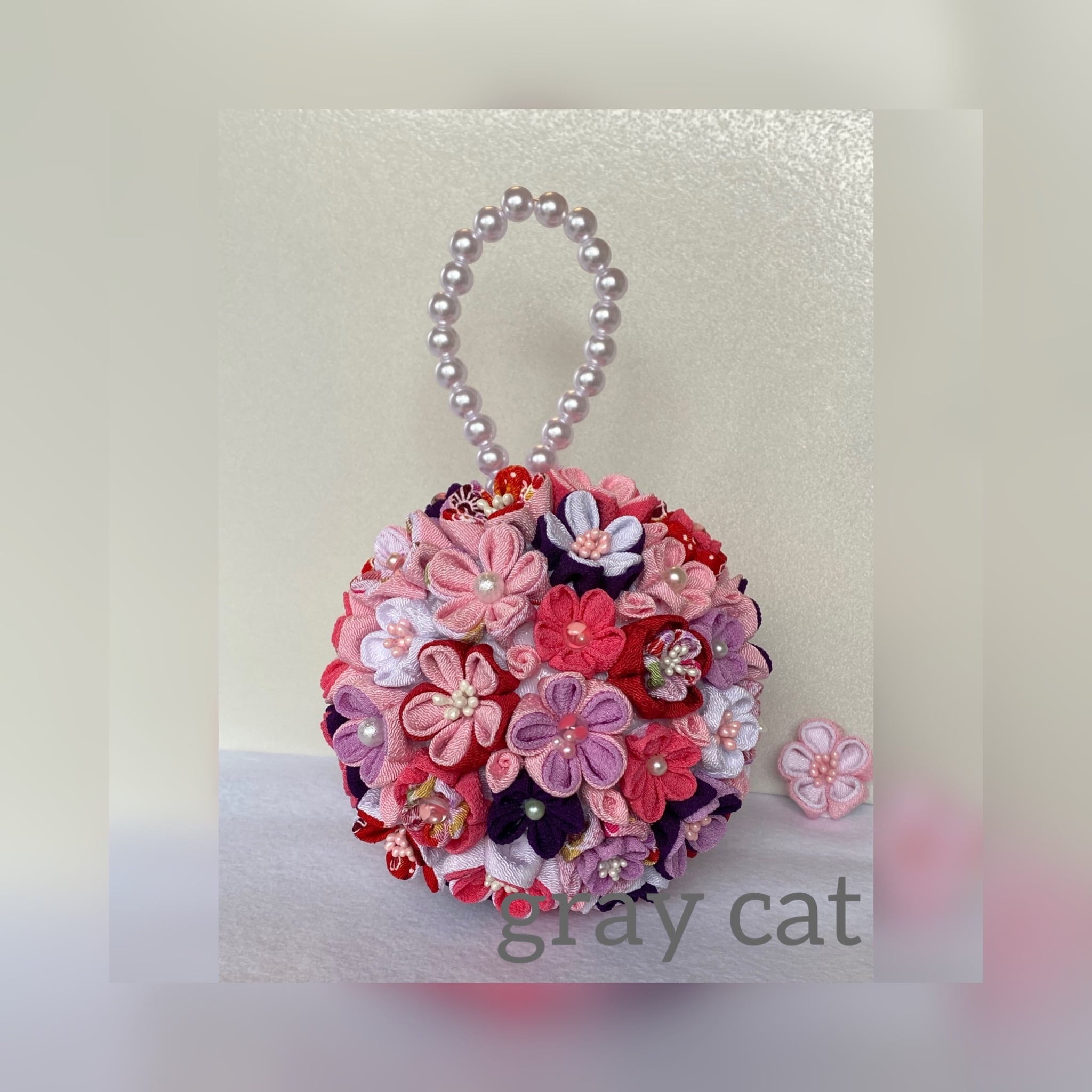 お花たくさん華やかボールブーケ-gray catつまみ細工のハンドメイド 