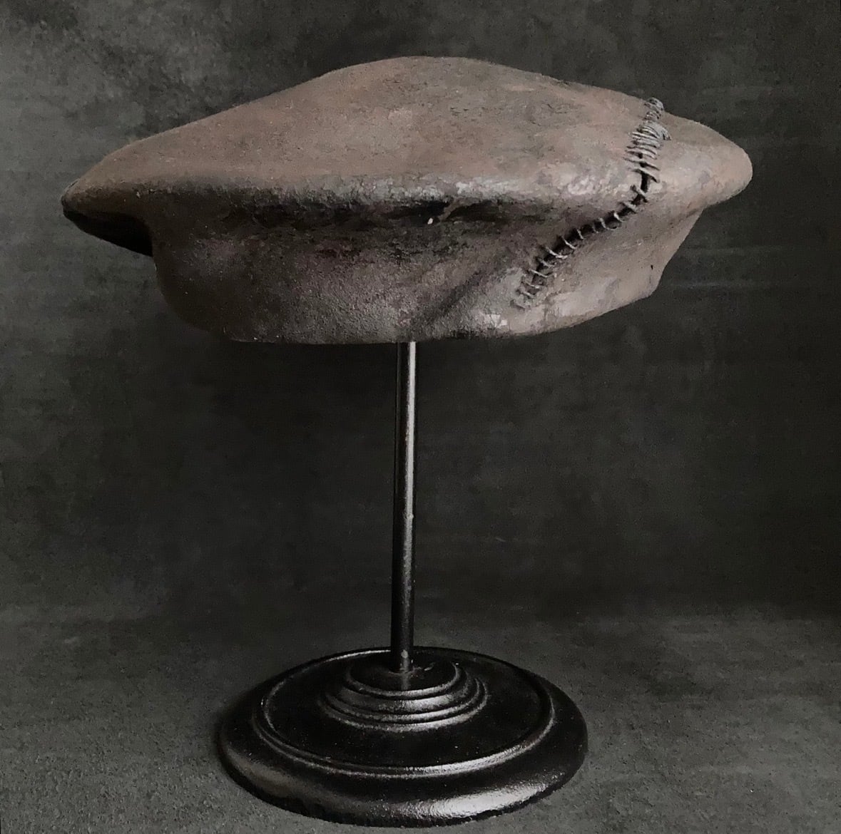 TRIANGLES HAT | Charcoal side stitch beret