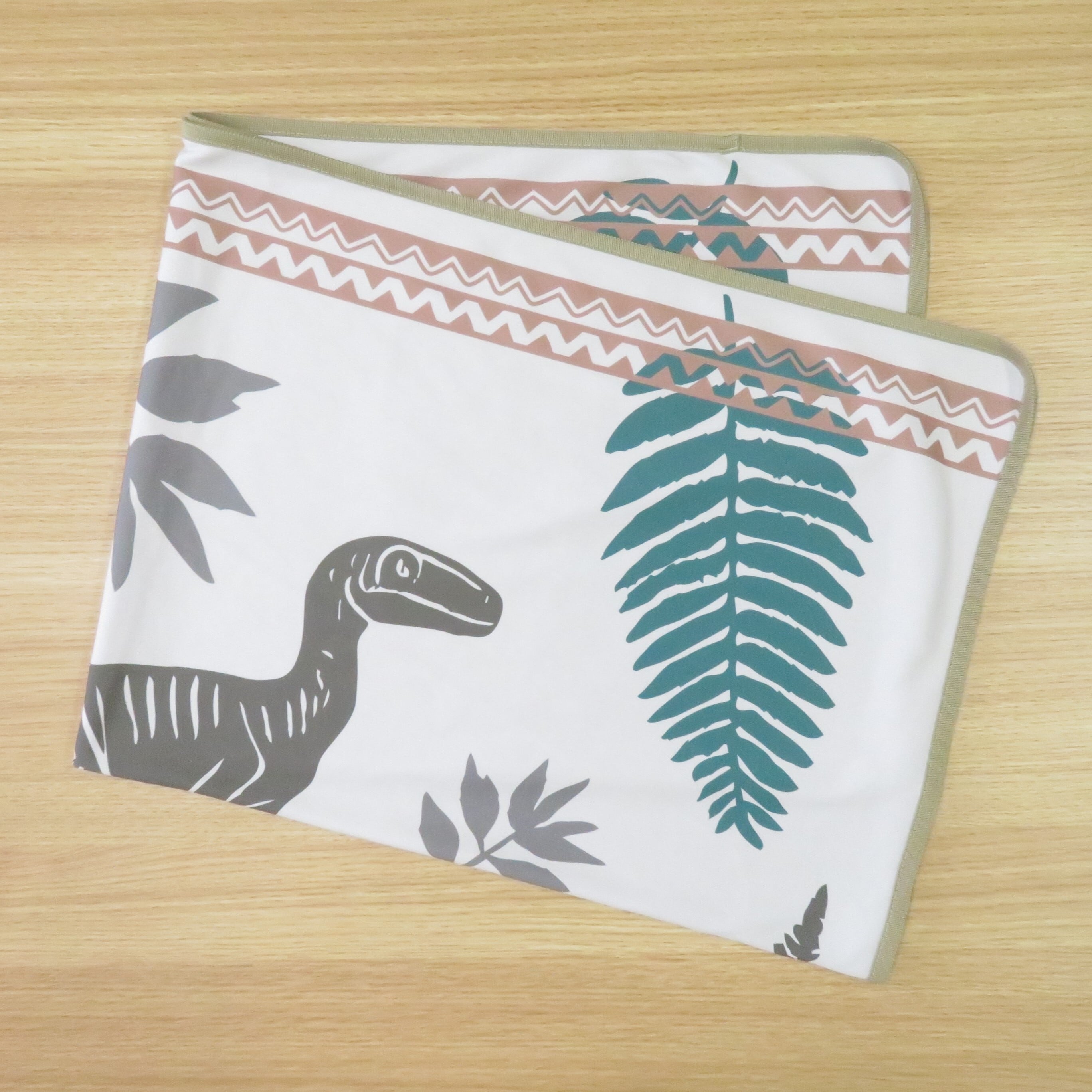 恐竜柄ブランケットB 恐竜渓谷かつやまオリジナル 吸水速乾・汚れ落ち