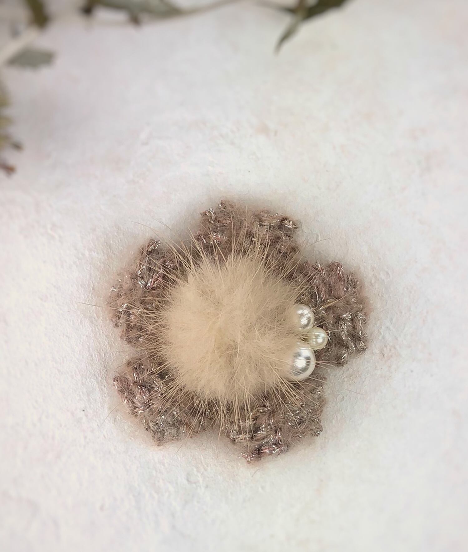 ファーポンポン付きかぎ針編み花ブローチ(ベージュ)