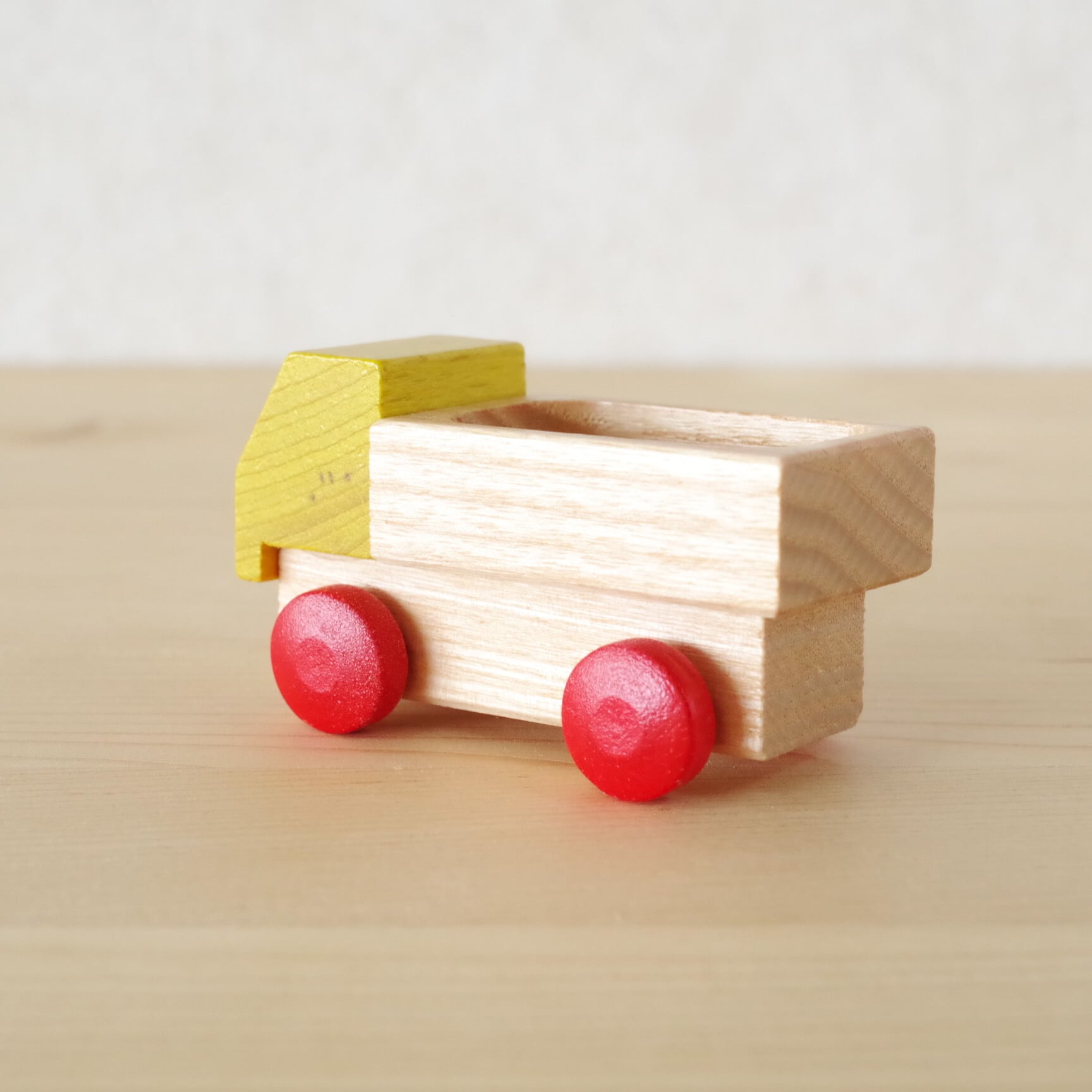 ベック トラック 黄 | 木のおもちゃ専門店 おもちゃ箱 イカロス 公式