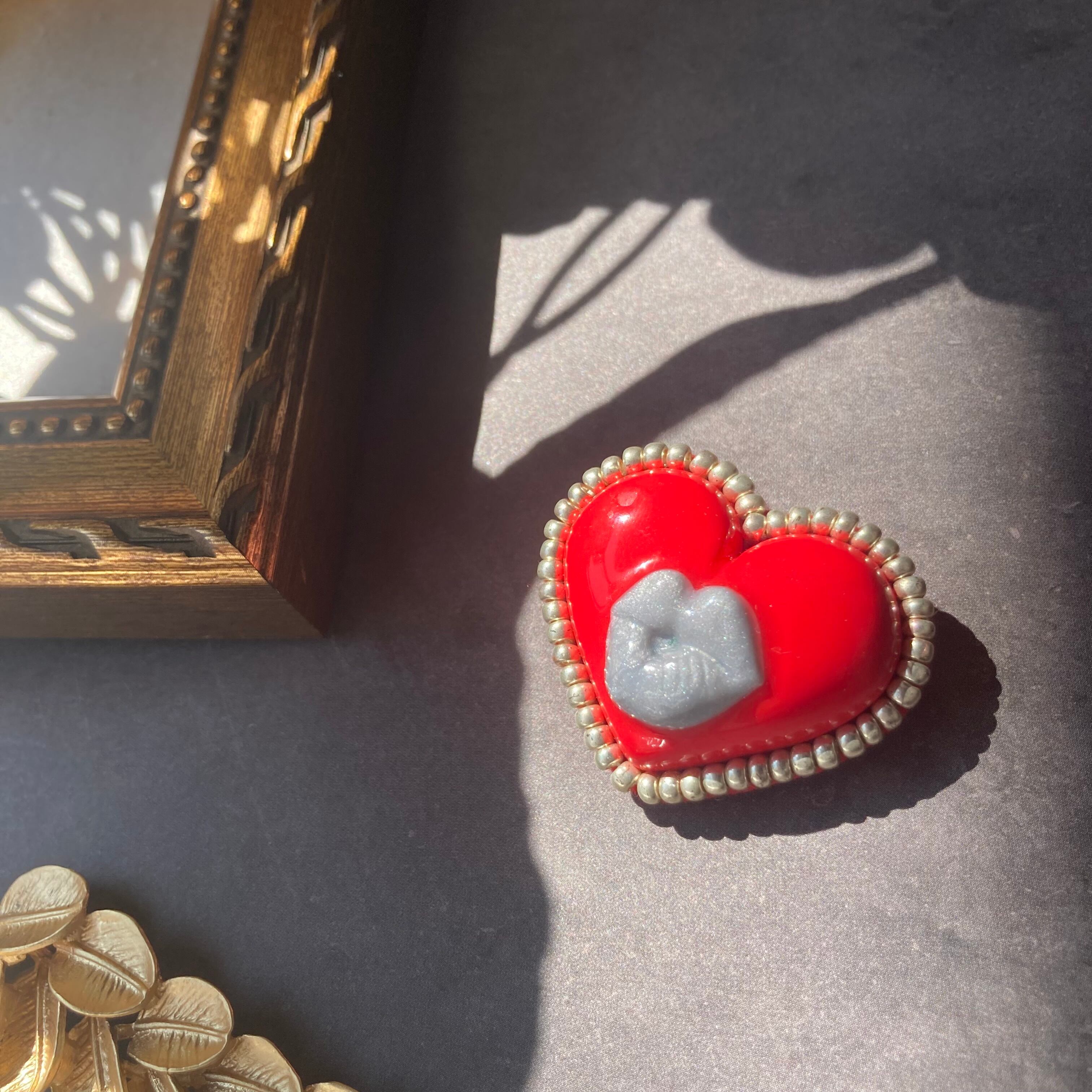 ブローチ(red×gray)