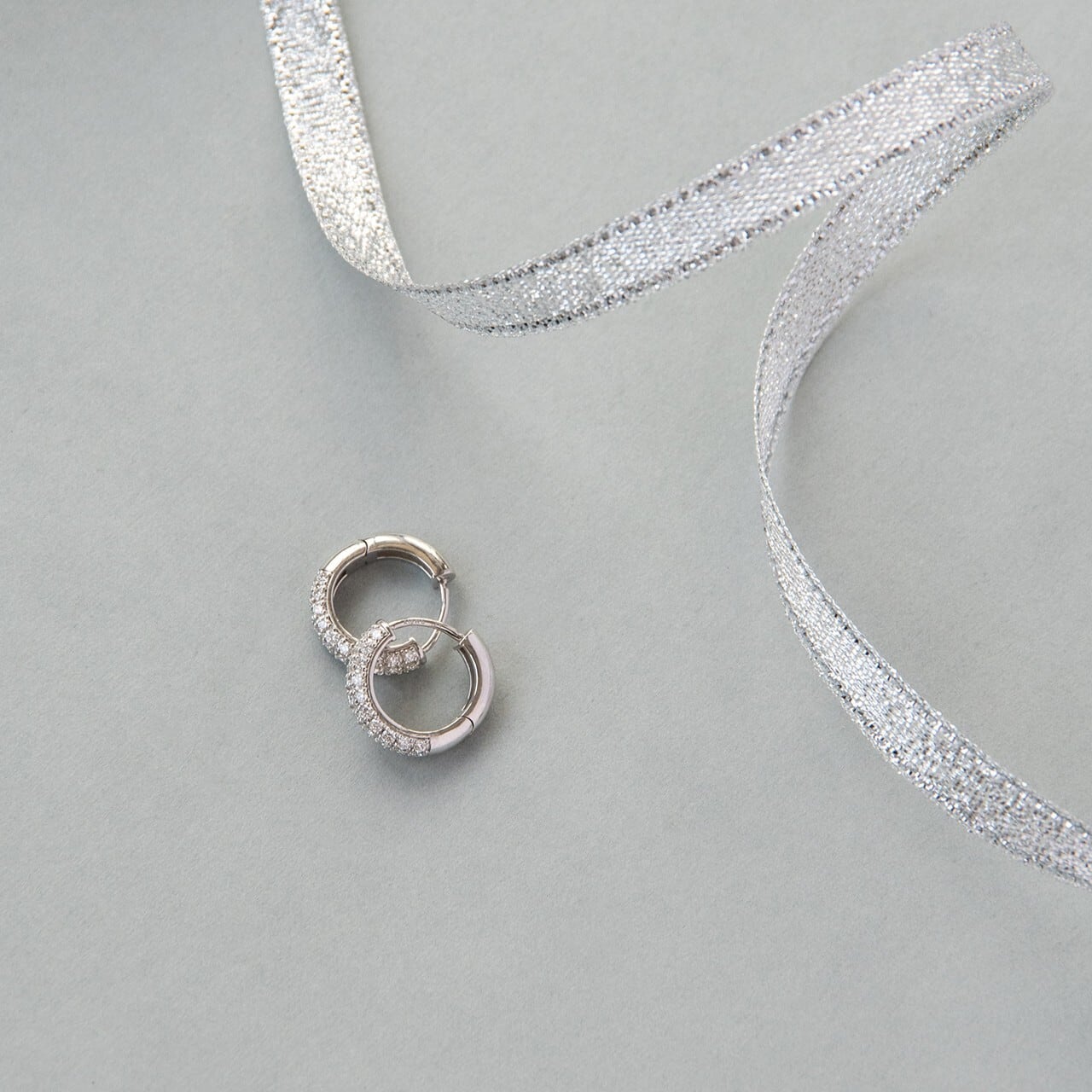 K18ホワイトゴールド パヴェダイヤモンド フープピアス（直径約13mm
