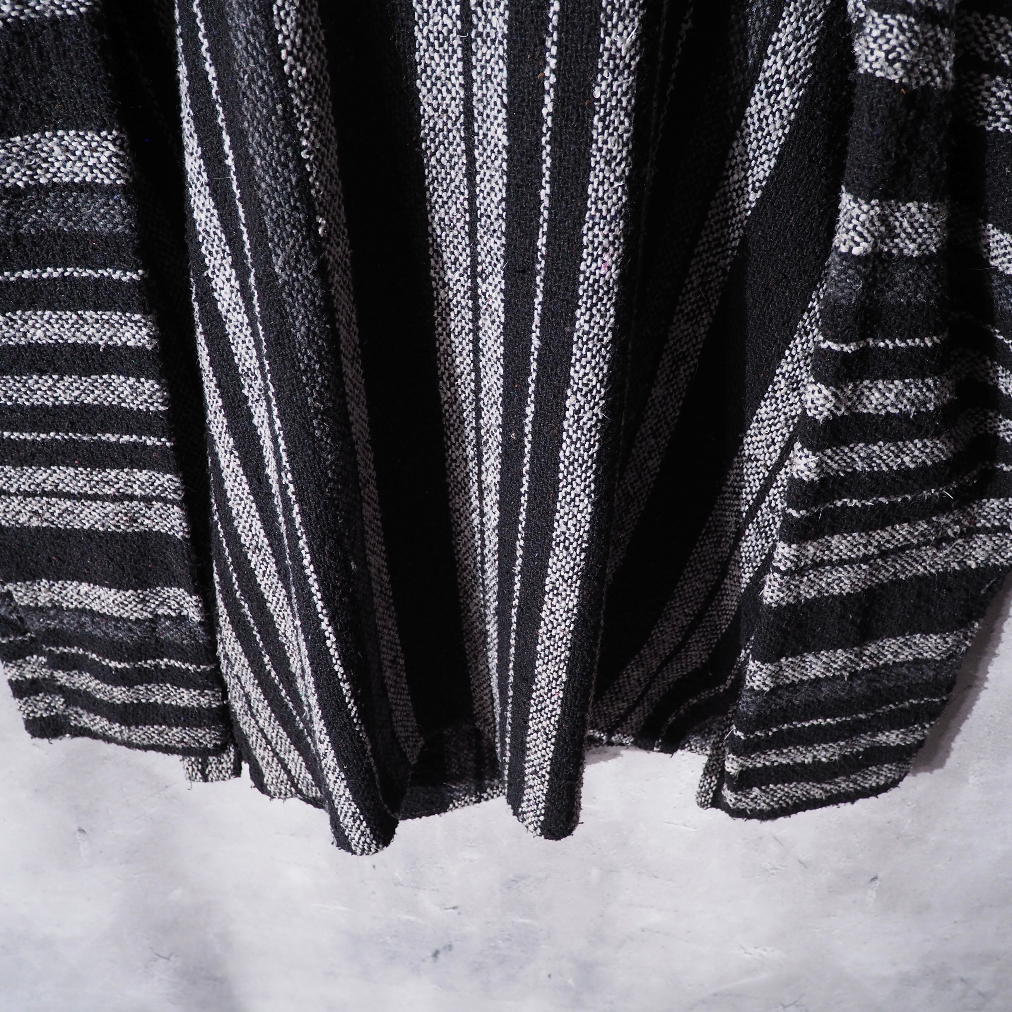 King over loose silhouette monotone line pattern vintage mekisikan Parker