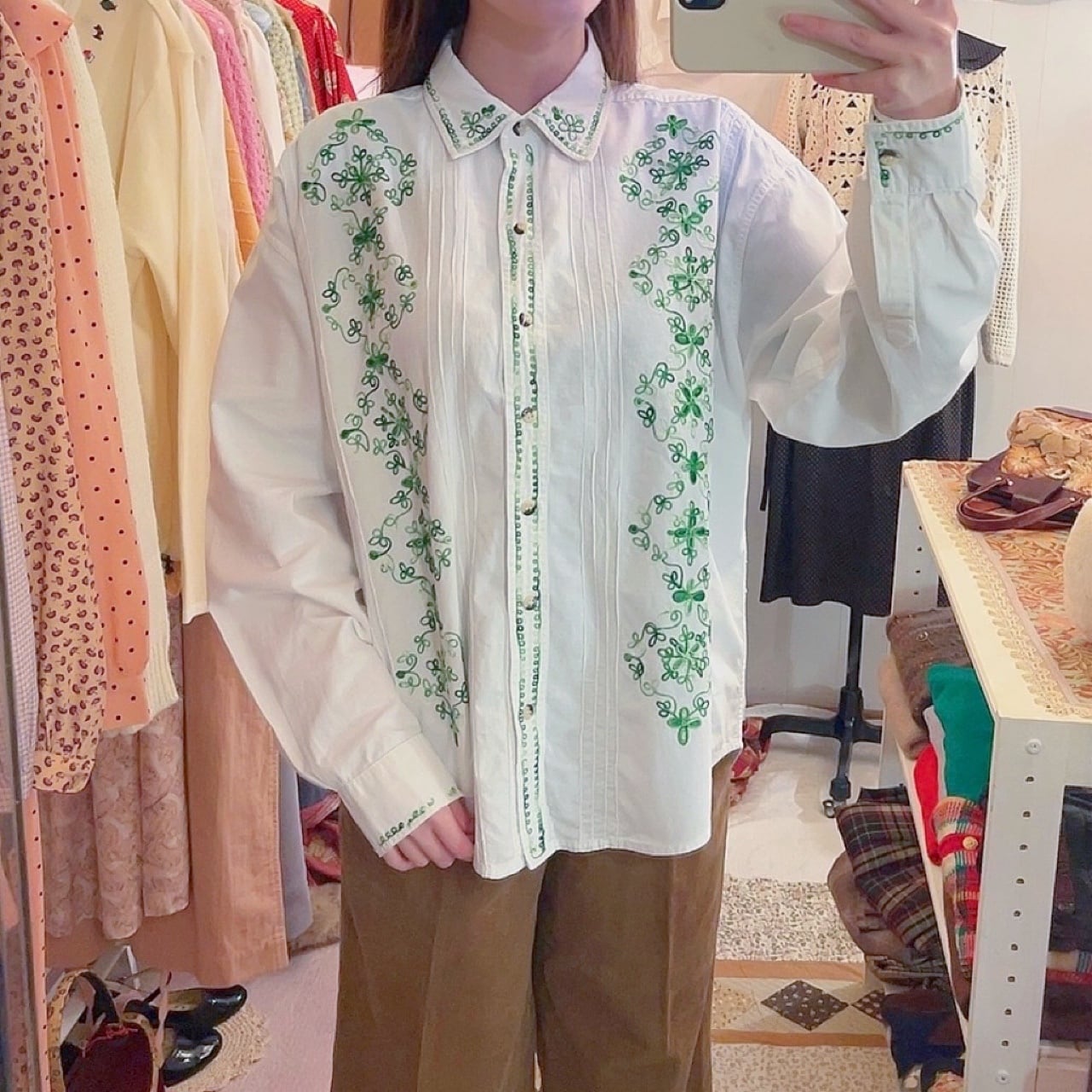 clover embroidery white shirt