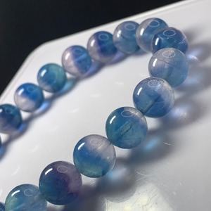 02.スカイブルー×カラーレスバイカラーフローライトブレスレット