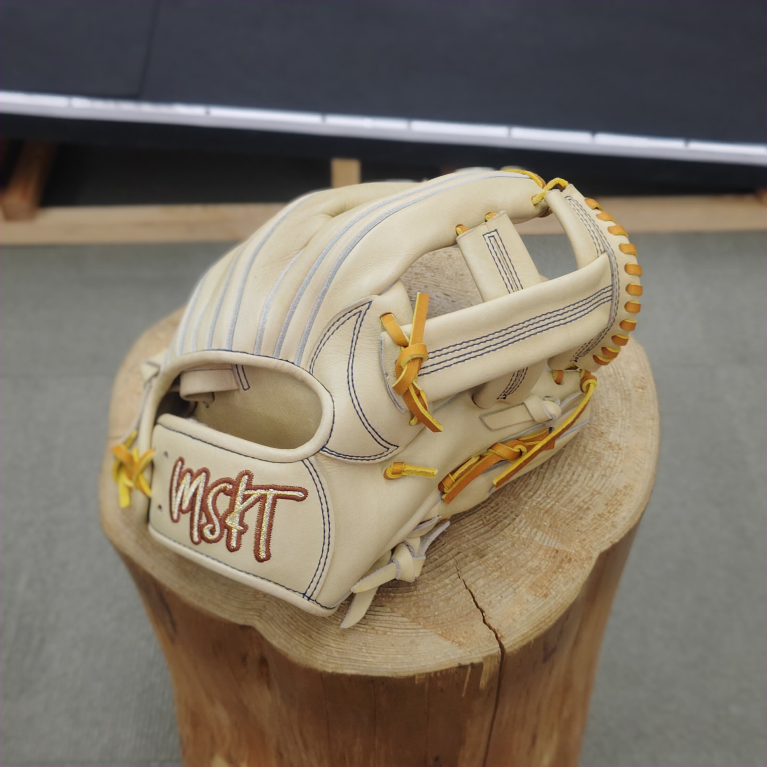 型付け済み MSKT 特殊重心グローブ 肩甲骨 股関節 硬式用 右投げ 内野 