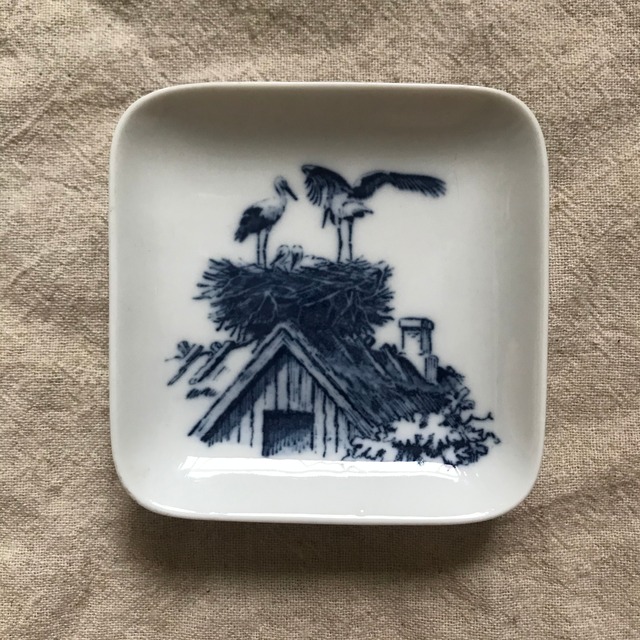 鳥の巣の四角い小皿