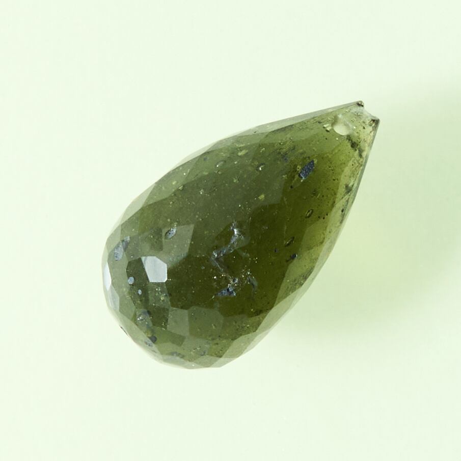 【稀少石】(1pic) モルダバイト 5.30ct/ブリオレットカット/穴あり【チェコ共和国】nmod-0011