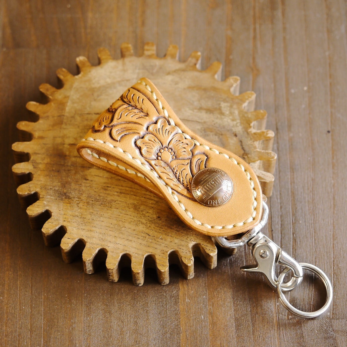 手縫い)ベルトループキーホルダー・フラワー/バスケットスタンプ ヌメ