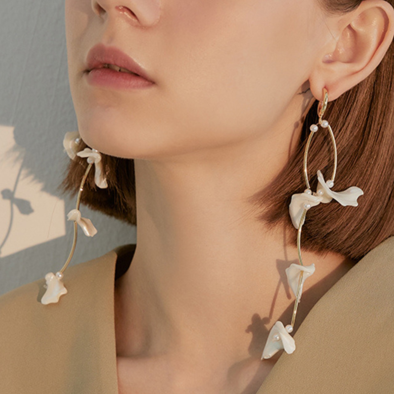 Flower motif long earrings T6099