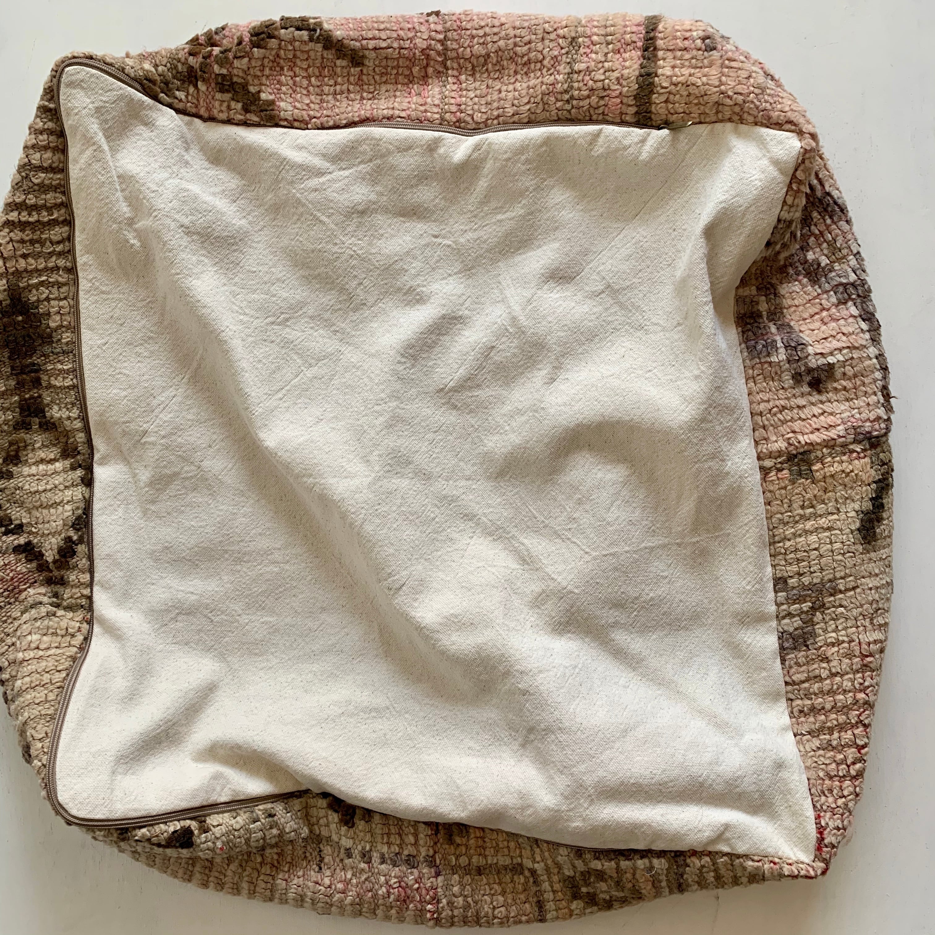 オールドラグをリメイクしたプフ | モロッコの暮らしと手しごと