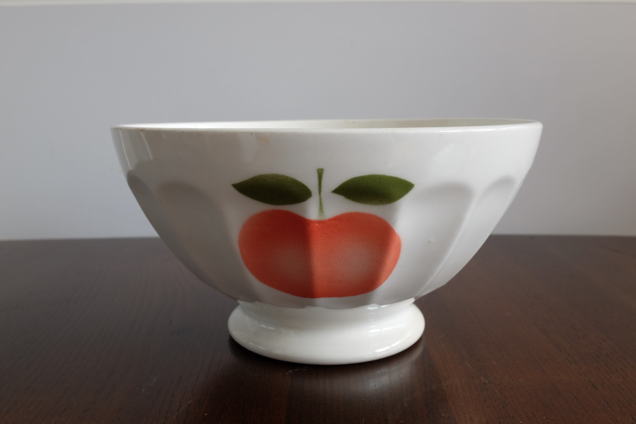 大きな大きなカフェオレボウル 重さもずっしりです。 DIGOIN&SARREGUEMINES (ディゴワン&サルグミンヌ)製 「S」の刻印は No.1 リンゴの模様