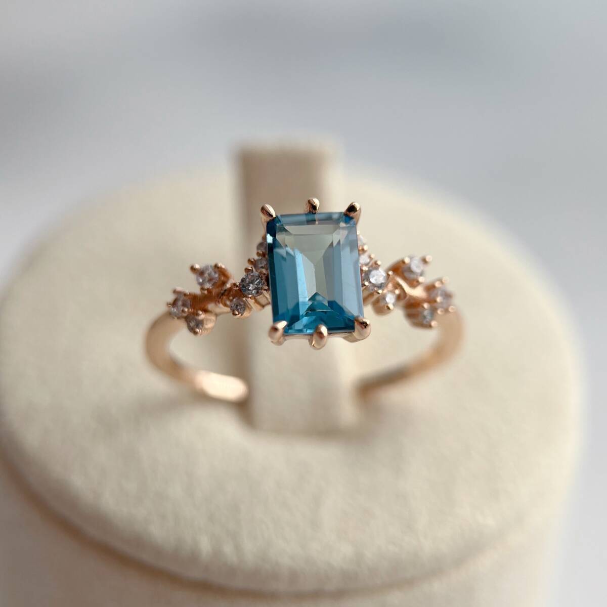 大粒天然ロンドンブルートパーズ　星空リング