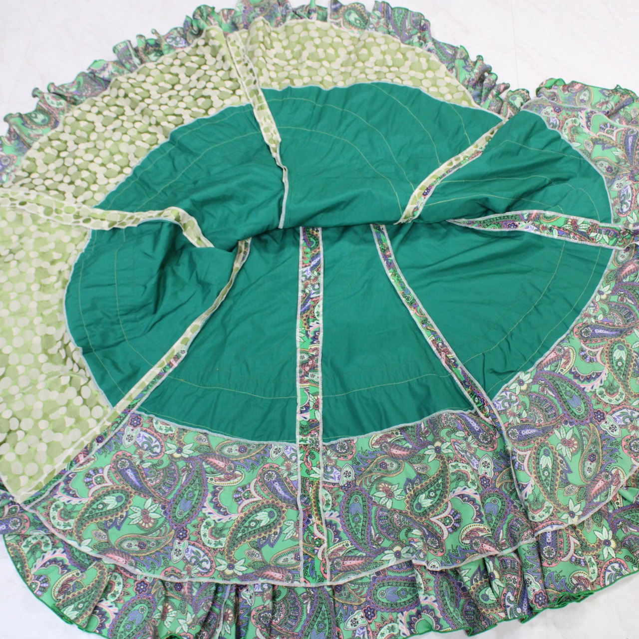 【美品 フラメンコ衣装】グリーン SONIA JOHNES ソニアジョーンズ ファルダ スカート ボランテ 緑 フリル 柄 模様 マルチ
